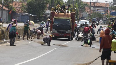 Aksi Pencari Sedekah dengan Sapu di Jembatan Sewo