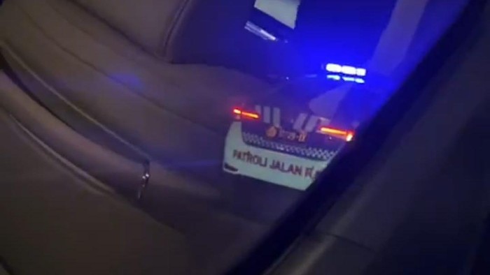 Polisi mencegat mobil Toyota Alphard di Tol Pemalang km 303.