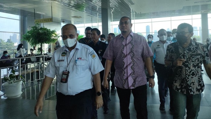 Andre Rosiade jajal Stasiun Manggarai (Dwi-detikcom)