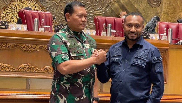 Anggota Komisi I DPR RI Yan Mandes bersama Panglima TNI Laksamana Yudo Margono.