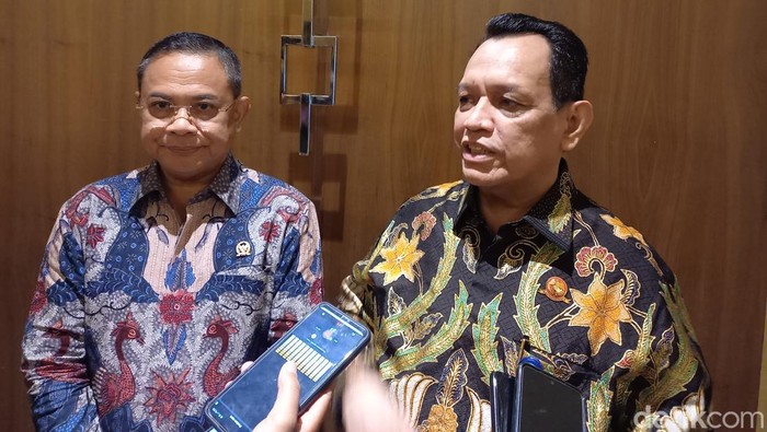 Anggota Komisi V DPR Sudewo (kiri), dan Analis Kebijakan Utama Kementerian Perhubungan (Kemenhub) Umar Aris (kanan), saat ditemui di Hotel Grand Mercure Solo Baru, Sukoharjo, Senin (17/4/2023).