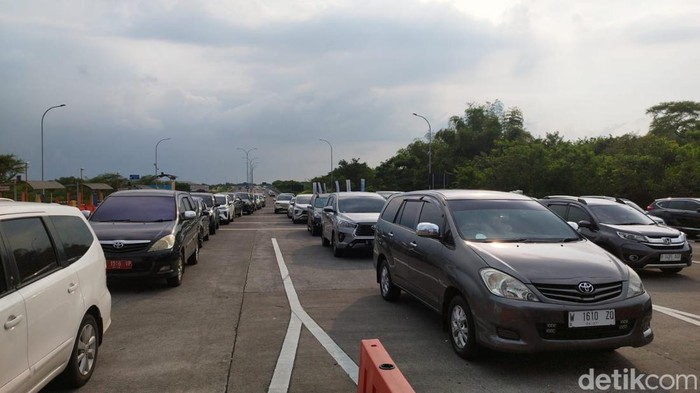 Antrean kendaraan di Tol Warugunung.
