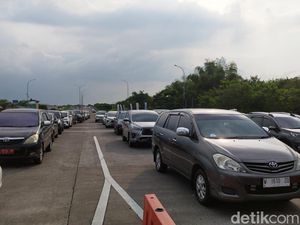 Hilir Mudik Kendaran Keluar-Masuk Surabaya via Tol Terus Meningkat