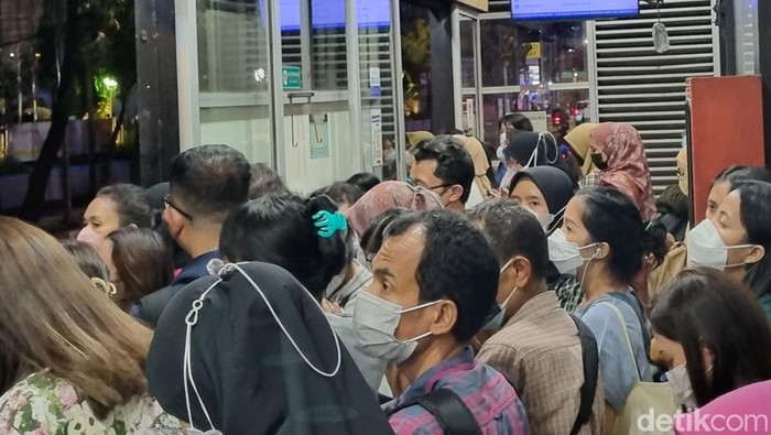 Antrean penumpukan di Halte TransJakarta Tegal Parang, Senin (17/4/2023) malam.