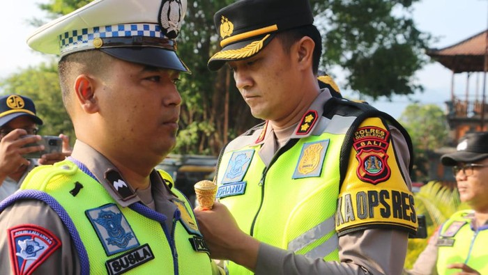Apel Gelar Pasukan Pengamanan Hari Raya Idul Fitri di Taman Kota Singaraja, Senin (17/4/2023). (Made Wijaya Kusuma)