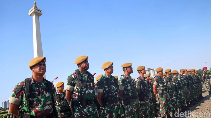 Apel Operasi Ketupat 2023 Sejumlah pasukan dari TNI, Polri mengikuti apel Operasi Ketupat 2023 yang berlangsung di Lapangan Monumen Monas, Jakarta, Senin (17/4/2023). Kapolri Jenderal Listyo Sigit Prabowo memimpin Apel Gelar Pasukan Operasi Ketupat 2023 tersebut.