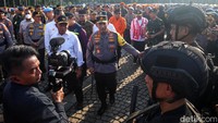 Kapolri Jenderal Listyo Sigit Prabowo mengecek pasukan yang akan ikut dalam Operasi Ketupat 2023.