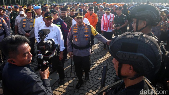 Apel Operasi Ketupat 2023 Sejumlah pasukan dari TNI, Polri mengikuti apel Operasi Ketupat 2023 yang berlangsung di Lapangan Monumen Monas, Jakarta, Senin (17/4/2023). Kapolri Jenderal Listyo Sigit Prabowo memimpin Apel Gelar Pasukan Operasi Ketupat 2023 tersebut.