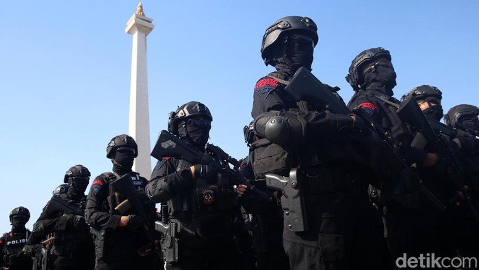 Apel Operasi Ketupat 2023 Sejumlah pasukan dari TNI, Polri mengikuti apel Operasi Ketupat 2023 yang berlangsung di Lapangan Monumen Monas, Jakarta, Senin (17/4/2023). Kapolri Jenderal Listyo Sigit Prabowo memimpin Apel Gelar Pasukan Operasi Ketupat 2023 tersebut.