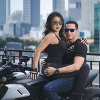 Sama-sama awet muda, paras menarik dan tubuh fit membuat keduanya mendapatkan banyak pujian dari netizen. Foto: Instagram/@ariwibowo_official