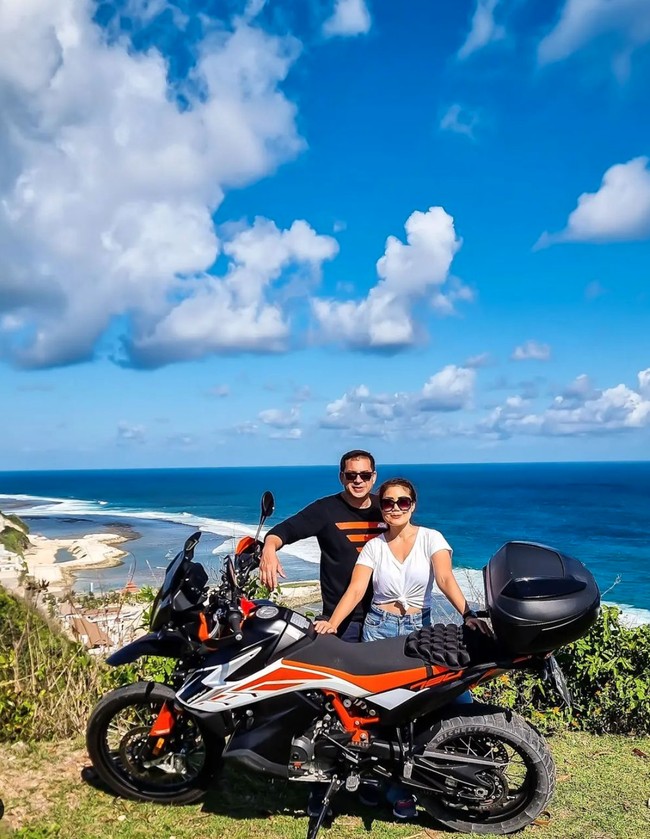 Ari Wibowo rupanya diam-diam sudah melayangkan gugatan cerai untuk sang istri, Inge Anugrah. Hari ini, Senin (17/4/23) keduanya menjalani sidang cerai perdana di Pengadilan Negeri Jakarta Selatan. Foto: Instagram/@ariwibowo_official