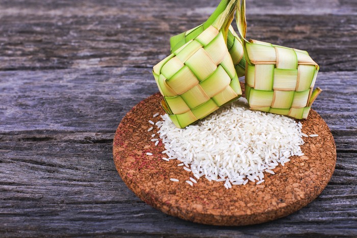 Ketupat merupakan makanan khas Lebaran yang menjadi tradisi perayaan Idul Fitri di Indonesia. Lalu, bagaimana asal-usul ketupat Lebaran? Simak penjelasannya.