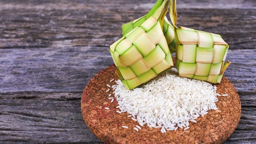 Ketupat merupakan makanan khas Lebaran yang menjadi tradisi perayaan Idul Fitri di Indonesia. Lalu, bagaimana asal-usul ketupat Lebaran? Simak penjelasannya.