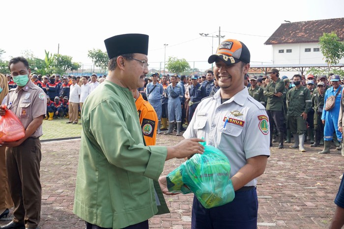 Bagikan Ribuan Sembako Pada PHL, Gus Ipul: Mari Bantu Sukseskan MTQ