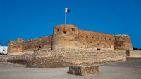 Bahrain. Negara ini terletak di Teluk Persia dan memiliki luas sekitar 760 km² dengan populasi 1.425.171. Pulau-pulau terbesar di Bahrain adalah Umm an Nasan, Pulau Bahrain, Sitra, Pulau Muharraq, dan Kepulauan Hawar. Hampir 92% wilayah Bahrain adalah gurun dengan kekeringan musiman, dan penduduknya harus menghadapi badai debu yang terus-menerus. De Agostini via Getty Images/DEA / C. SAPPA