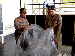 54 Balon Udara di Trenggalek Diamankan, 4.000 Botol Miras Digilas