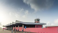 Karena keunikan ini, tak ayal Bandara Bonaire pun menjadi daya tarik wisata tersendiri. Sebenarnya, Bandara Bonaire berwarna serba pink bukannya tanpa alasan. Foto: Getty Images/iStockphoto/pidjoe