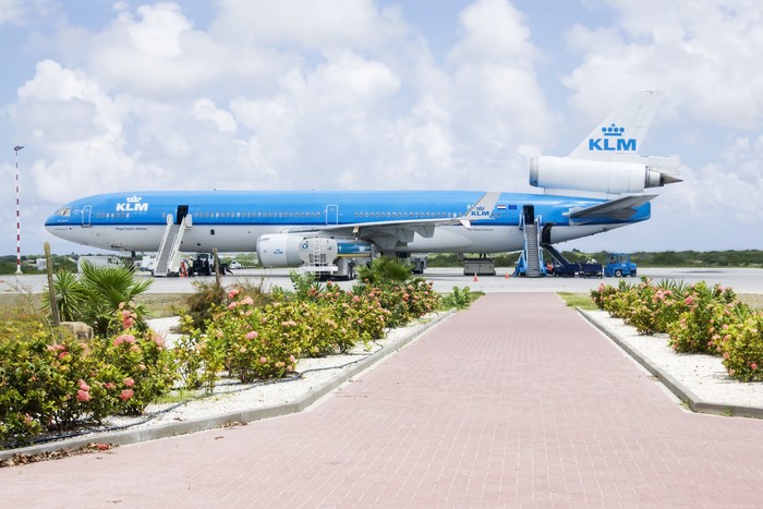 Bandara Bonaire Aruba National Airport, Aruba - September 28, 2008: KLM Airplane at the airfield of Bonaire