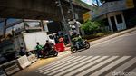 Bandel! Pemotor Terobos Barrier di Simpang Santa