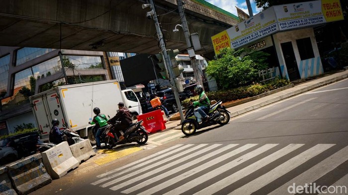 Bandel! Pemotor Terobos Barrier di Simpang Santa Sejumlah pesepeda motor menerobos barrier di Simpang Santa, Jakarta Selatan. Mereka menerobos barrier agar bisa langsung melaju ke Jl Wolter Monginsidi dan Jl Tendean.