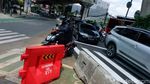 Bandel! Pemotor Terobos Barrier di Simpang Santa