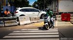 Bandel! Pemotor Terobos Barrier di Simpang Santa