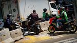 Bandel! Pemotor Terobos Barrier di Simpang Santa