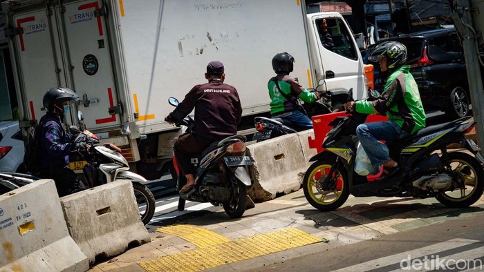 Sejumlah pesepeda motor menerobos barrier di Simpang Santa, Jakarta Selatan. Mereka menerobos barrier agar bisa langsung melaju ke Jl Wolter Monginsidi dan Jl Tendean.