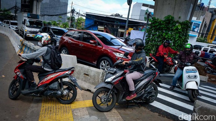 Bandel! Pemotor Terobos Barrier di Simpang Santa Sejumlah pesepeda motor menerobos barrier di Simpang Santa, Jakarta Selatan. Mereka menerobos barrier agar bisa langsung melaju ke Jl Wolter Monginsidi dan Jl Tendean.