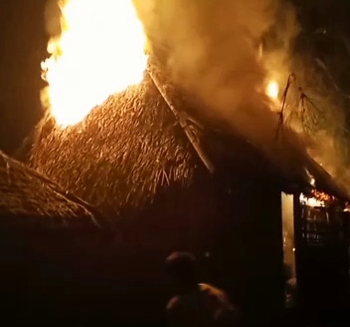 Bangunan dapur milik I Nyoman Suarnata yang terbakar akibat tabung gas bocor di Banjar Dinas Kecagbalung, Desa Seraya, Karangasem Senin (17/4/2023) malam. (istimewa)