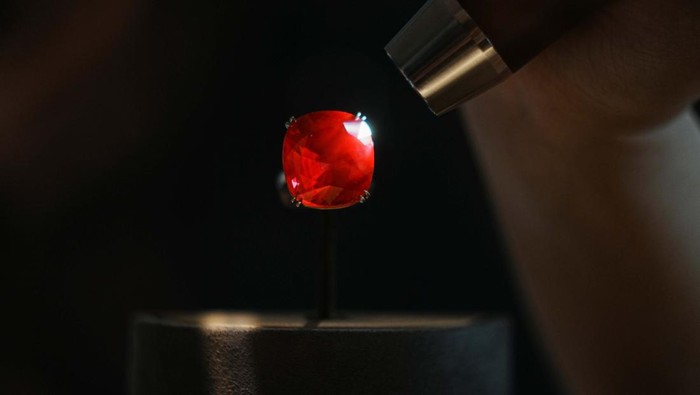 An employee poses with the 55.22 carat 