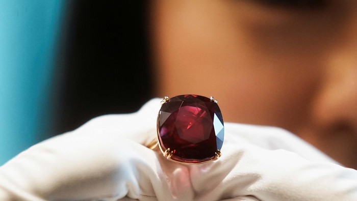 Batu Rubi Ini Akan Dilelang Rp 452,7 Miliar An employee poses with the 55.22 carat