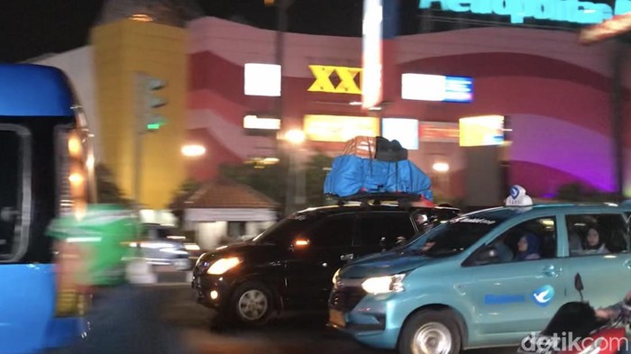 Beberapa pemudik baik yang menggunakann motor dan mobil sudah mulai terlihat melintas di Jalan Kalimalang, Senin (17/4) malam.