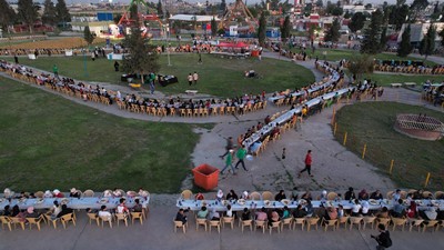 Begini Momen Buka Puasa Bersama di Irak, Mengular di Sepanjang Taman