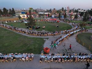Begini Momen Buka Puasa Bersama di Irak, Mengular di Sepanjang Taman