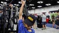 Indiana menjadi tuan rumah konvensi NRA. Asosiasi Pemilik Senjata AS atau National Rifle Association (NRA) adalah organisasi paling kuat yang melobi pemerintah dan DPR terkait hak kepemilikan senjata di AS.  