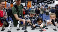 Anak-anak mencoba senjata selama konvensi tahunan National Rifle Association (NRA) di Indianapolis, Indiana, Amerika Serikat, Sabtu (15/4/2023).  