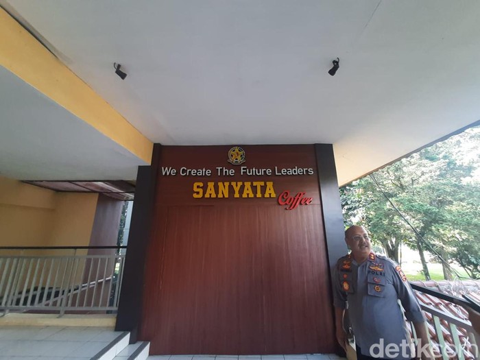 Bertemu Chryshnanda Dwilaksana di Sespim Polri