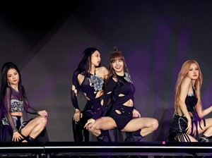 BLACKPINK Tutup Penampilan di Coachella dengan Pelukan