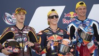 Ketika merayakan podium perdananya itu, Bo Bendsneyder membawa bendera merah putih dalam genggamannya.Foto: Getty Images via AFP/MIRCO LAZZARI GP