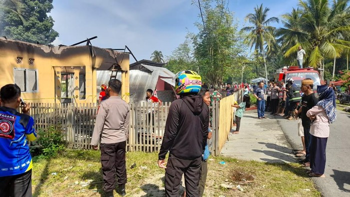 Kebakaran melanda rumah anggota polisi bernama Bripka Samsanto Mamande (38) di Kabupaten Bone Bolango, Gorontalo.