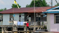 Brunei Darussalam. Bukan hanya Singapura, Asia Tenggara juga memiliki Brunei sebagai negara dengan wilayah terkecil di Asia. Negara ini berbatasan dengan Malaysia Timur dan Laut Cina Selatan. Luas wilayahnya sekitar 5,700 km². Brunei diakui sebagai satu-satunya negara berdaulat yang terletak seluruhnya di Pulau Kalimantan. Sisa wilayah Kalimantan dibagi antara Indonesia dan Malaysia. Anthony Asael/Art in All of Us/Getty Images