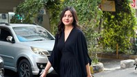 Bulan Sutena yang tengah jomlo ternyata punya kriteria pacar yang bisa melucu walaupun tipis-tipis. (Foto: dok Instagram)
