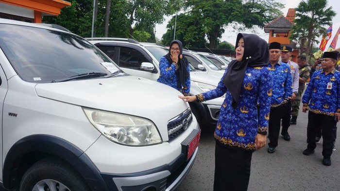 Bupati Mojokerto Ikfina Fahmawati memarkirkan mobil dinas di rumah dinas.