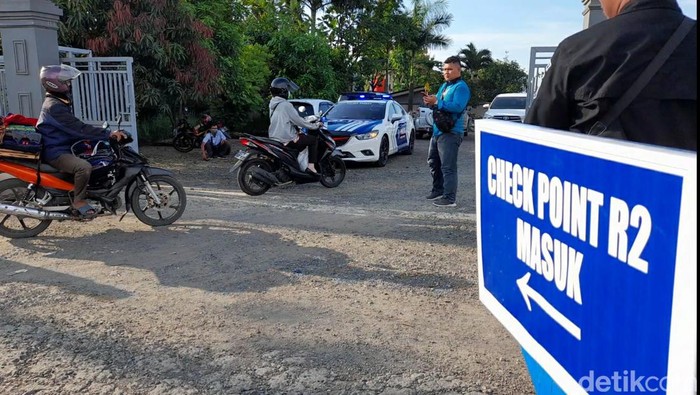 Check Point pemudik yang naik motor di jalur Pantura, Brebes, Senin (17/4/2023).