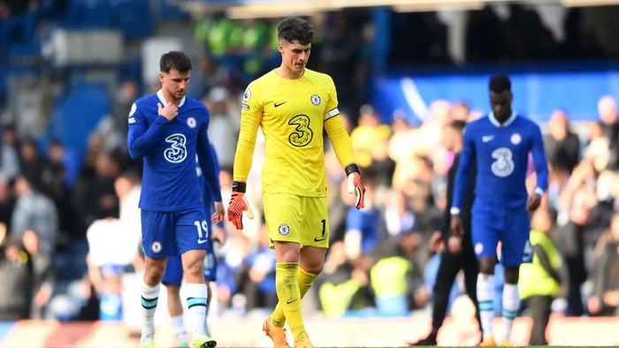 LONDON, ENGLAND - APRIL 15: Kepa Arrizabalaga of Chelsea applauds the fans after the teams defeat during the Premier League match between Chelsea FC and Brighton & Hove Albion at Stamford Bridge on April 15, 2023 in London, England. (Photo by Alex Davidson/Getty Images)