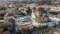 Cyprus. Negara ini terletak di Basis Timur Laut Mediterania. Luas total wilayahnya sekitar 9,251 km². Bentang alam pulau ini didominasi oleh Pegunungan Kyrenia dan Troodos dengan dataran Mesaoria terbentang di antaranya. AFP via Getty Images/AMIR MAKAR