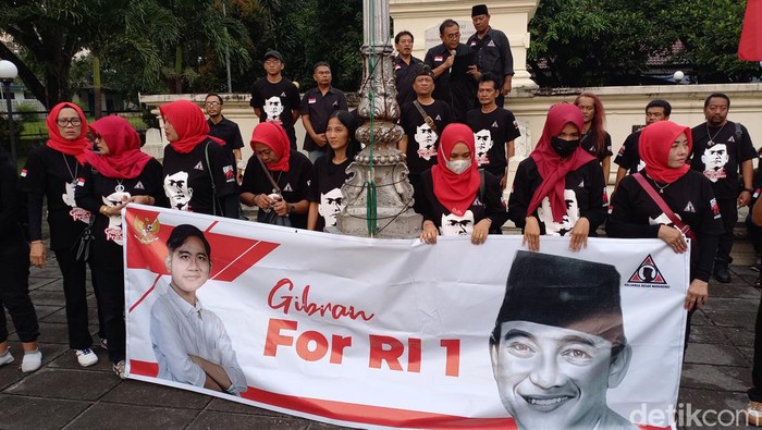 Deklarasi dukungan Gibran For RI 1 oleh Keluarga Besar Marhaenis di Tugu Kebangkitan Nasional, Laweyan, Kota Solo, Senin (17/4/2023).