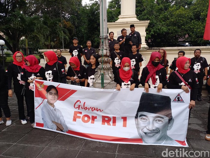 Deklarasi dukungan Gibran For RI 1 oleh Keluarga Besar Marhaenis di Tugu Kebangkitan Nasional, Laweyan, Kota Solo, Senin (17/4/2023).