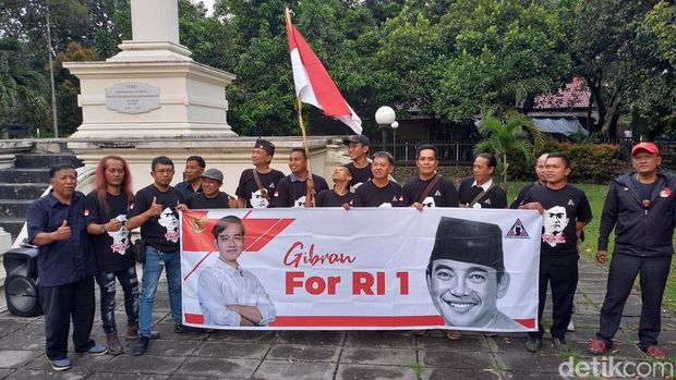 Deklarasi dukungan Gibran For RI 1 oleh Keluarga Besar Marhaenis di Tugu Kebangkitan Nasional, Laweyan, Kota Solo, Senin (17/4/2023).